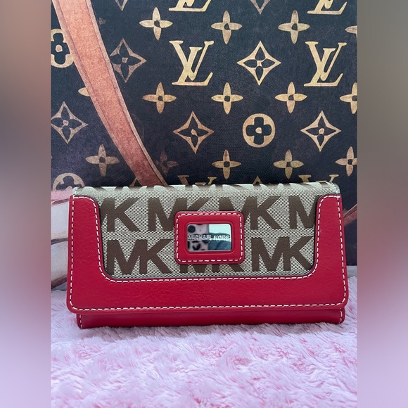 Michael Kors Handbags - Michael Kors NWT Brookville Carry All Large Beige & Red Leather Wallet